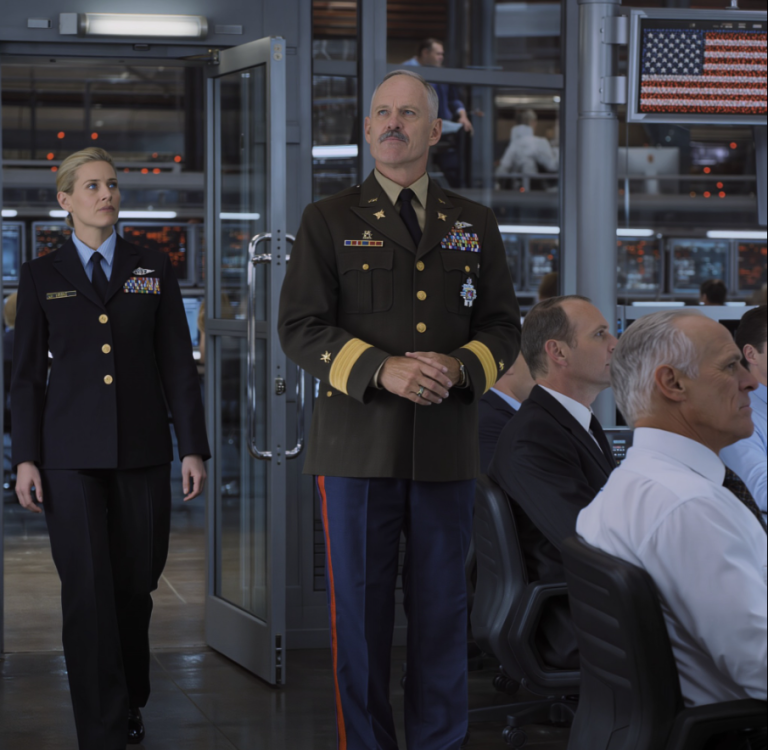 Le moteur est tombé en panne jusqu'à mon arrivée. Quand je suis entrée, mon père a lancé sèchement : « Qui l'a laissée entrer ? » Des ingénieurs ont chuchoté. Je suis restée silencieuse. Puis un général a dit : « En fait… c'est… » Mon père est devenu livide, muet.