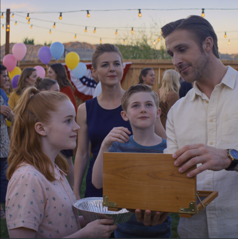 Mon petit frère a pris le cadeau que ma fille lui avait offert et a dit : « C'est de la camelote bon marché et immonde. » Puis il le lui a jeté au visage. Là, à sa propre fête d'anniversaire. Mes parents ont juste souri en coin. Je n'ai pas protesté. J'ai retiré mon investissement, j'ai repris la BMW et j'ai dit : « Désormais, débrouille-toi. » Il pensait que je plaisantais… JUSQU'À CE QUE TOUT DISPARAÎTE.