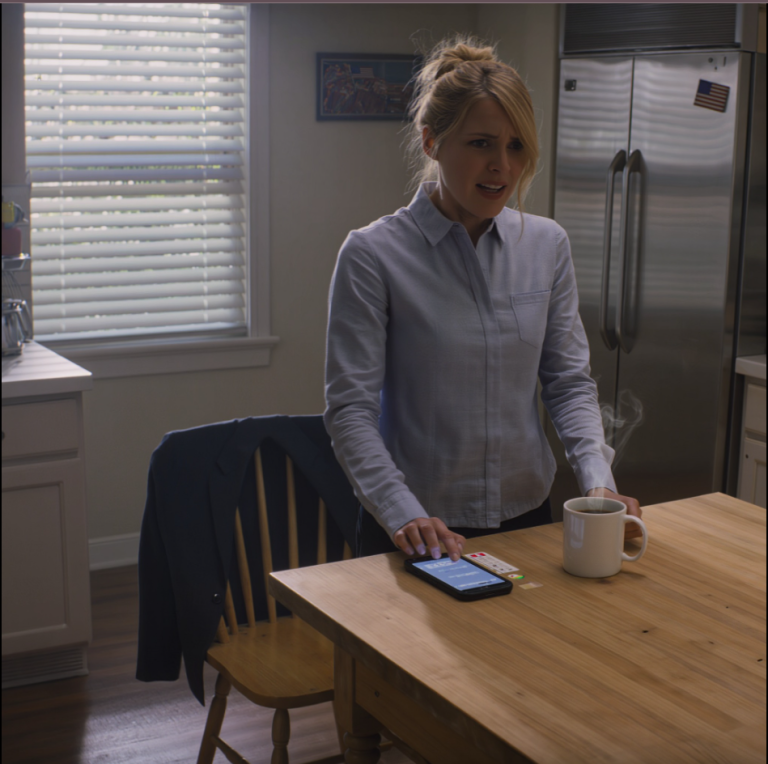 « Les billets d'avion coûtent 860 dollars chacun », dit maman. « Si tu n'as pas les moyens, reste à la maison. » J'acquiesçai. Cette nuit-là, mon téléphone vibra : 11 940 dollars de billets en classe affaires avaient été débités de ma carte pendant que je dormais.