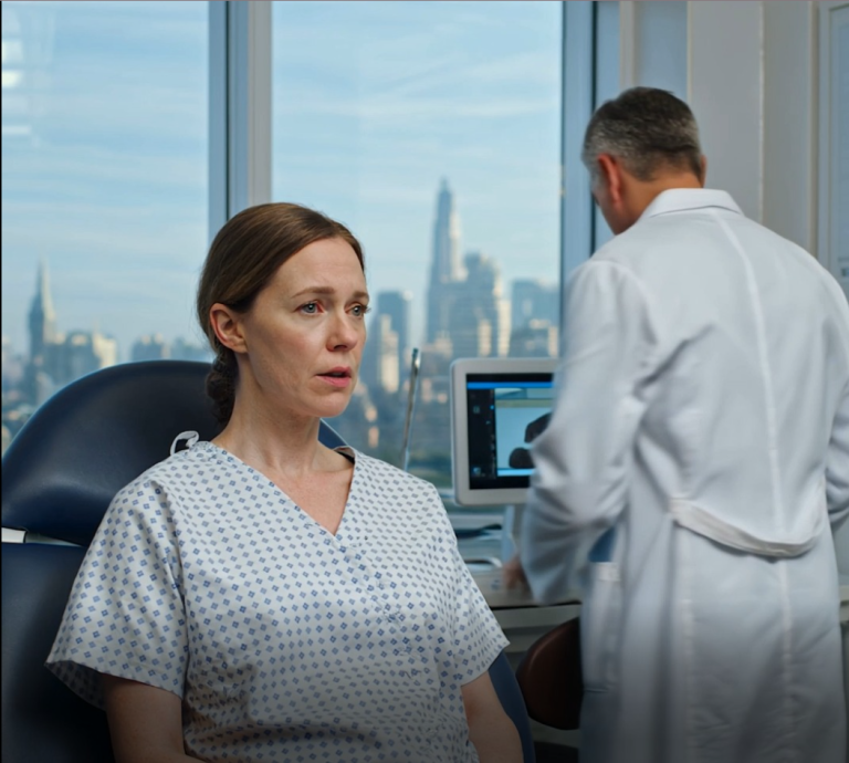 Je suis allée consulter un nouveau gynécologue. Il a froncé les sourcils et m'a demandé qui m'avait soignée auparavant. J'ai répondu : « Mon mari, il est gynécologue lui aussi. » Il est resté silencieux un instant, puis a dit sérieusement : « Il faut faire des examens immédiatement ! Ce que je vois ne devrait pas être là ! »
