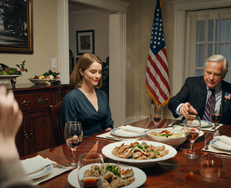 À Thanksgiving, mon père a annoncé : « On vend l'entreprise familiale. Vous n'aurez rien. » Mes frères et sœurs ont applaudi. J'ai souri : « Papa, qui est l'acheteur ? » Il a fièrement répondu : « Everest Holdings – ils paient 50 millions de dollars. » J'ai ri : « PAPA, JE SUIS EVEREST HOLDINGS ! » Un silence de mort s'est abattu sur la pièce.