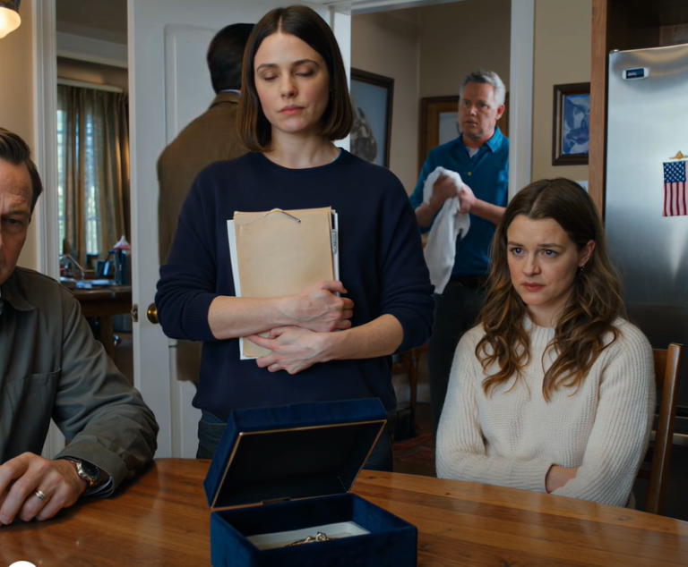 Ma sœur m'a accusée d'avoir volé son collier juste pour me faire passer pour une menteuse. Mes parents m'ont alors mise à la porte, mais elle ignorait que je payais ses frais de scolarité et les factures du foyer. J'ai donc mis fin à tout ça et j'ai quitté la maison. Que s'est-il passé ensuite ?