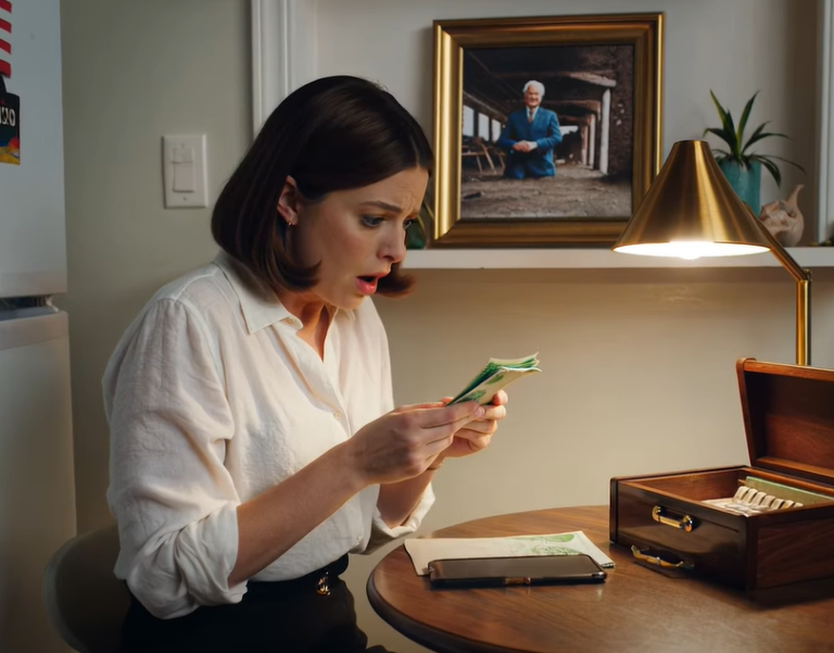 Au dîner de Noël, mon grand-père, un homme riche, nous a remis à chacun un chèque. Mes parents ont ri : « C'est juste pour la forme, encore un faux chèque ! » J'ai souri et j'ai rangé le mien. Le lendemain matin, la banque a appelé : un seul chèque avait été encaissé. Grand-père a simplement dit : « Tant mieux. Maintenant, je sais qui est le vrai… »