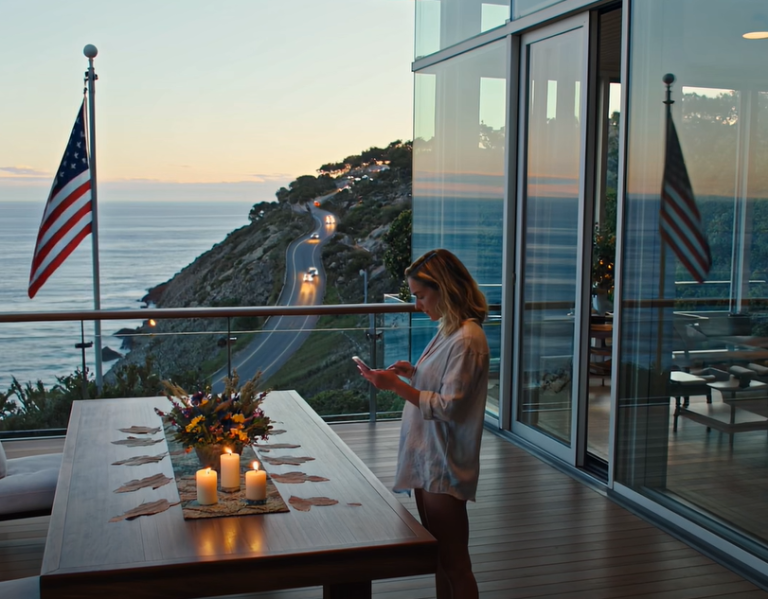 « On ne viendra pas à ta pendaison de crémaillère, ta sœur vient de déménager aussi », m'a envoyé maman par SMS. J'ai répondu : « Pas de problème. » Ils ignoraient que ma « maison » était une villa à 6 millions de dollars présentée dans une émission de HGTV. Après la diffusion de l'épisode… ils n'arrêtaient pas d'appeler…