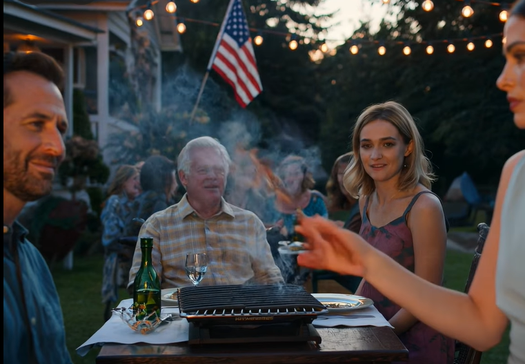 « Tu n'es même pas digne de cirer mes chaussures ! » s'est moquée ma sœur devant tout le monde. Papa a ri d'un air méprisant. J'ai juste souri et dit : « Super. Alors tu pourras commencer à payer les factures dès demain. » Un silence de mort s'est abattu sur la pièce – maman a failli s'étouffer avec sa boisson.