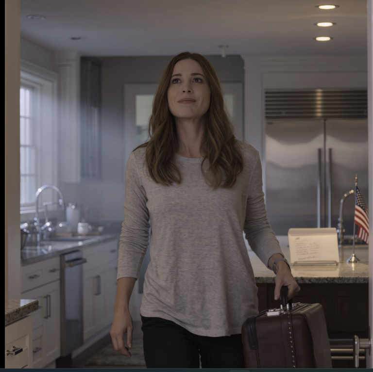 « Commence à cuisiner à 4 h du matin », m’a ordonné ma belle-mère en me tendant la liste des invités. « Et cette fois, assure-toi que tout soit parfait », a ajouté mon mari. J’ai souri et répondu : « Bien sûr. » Mais à 3 h du matin, j’étais déjà à l’aéroport. Trente proches affamés sont arrivés et ont trouvé la cuisine vide…