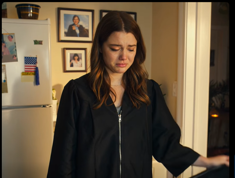 « À la fête de fiançailles de ma sœur, ma fille innocente de 10 ans a accidentellement renversé du punch rouge sur sa robe. Avant que je puisse réagir, mes parents ont fait quelque chose… Mais je les avais prévenus qu’ils le regretteraient — et à peine 10 minutes plus tard, j’ai reçu un appel de mon père, la voix tremblante parce que… »