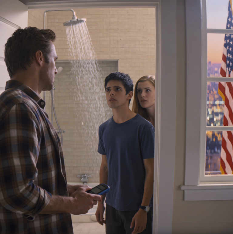 Je croyais connaître mon fils jusqu'à ce que j'emménage avec lui dans son luxueux appartement après ma retraite. Chaque nuit, à 3 heures du matin précises, il prenait une douche. Une nuit, par curiosité, j'ai jeté un coup d'œil et j'ai découvert l'horrible vérité sur mon fils « parfait ».