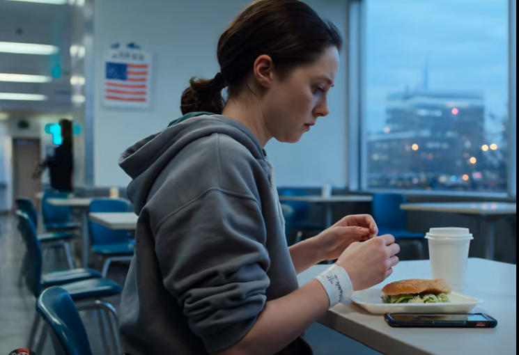 Ma fille m'a regardée droit dans les yeux et m'a dit : « Mes beaux-parents emménagent, tu dois partir. » J'ai souri, sans rien dire. Ce soir-là, j'ai emballé absolument tout ce que j'avais acheté… et je suis partie avec les clés. Maintenant, elle m'appelle sans arrêt.