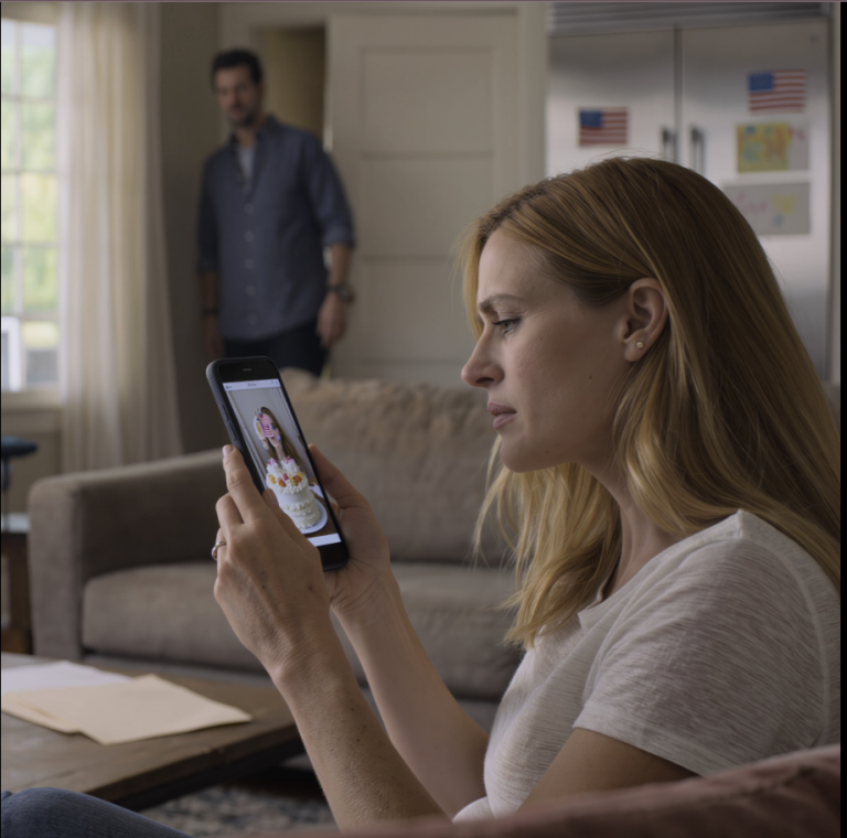 L'invitation pour le huitième anniversaire de ma fille précisait « famille uniquement ». Ma sœur a ajouté en secret : « les enfants adoptés ne comptent pas. » Cinquante membres de la famille ont tout de même dégusté le gâteau portant le nom de ma fille sans que personne ne se demande où elle était. Je n'ai pas pleuré ; j'ai simplement pris mon téléphone et passé un coup de fil. Trois jours plus tard, une simple enveloppe blanche, sans adresse de retour, a fait descendre la « reine du clan » de son trône.