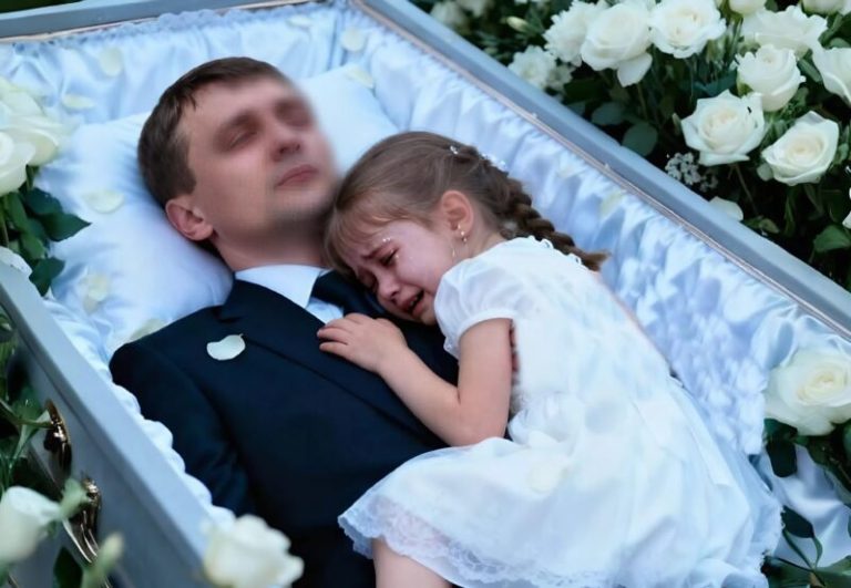 Pendant les funérailles, une petite fille est montée dans le cercueil de son père et refusait de le laisser partir : les personnes présentes pensaient d’abord qu’elle était simplement en deuil, jusqu’à ce qu’elles découvrent la terrible vérité