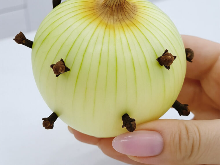 L’astuce surprenante de ma grand-mère pour sublimer ses plats avec un oignon et des clous de girofle