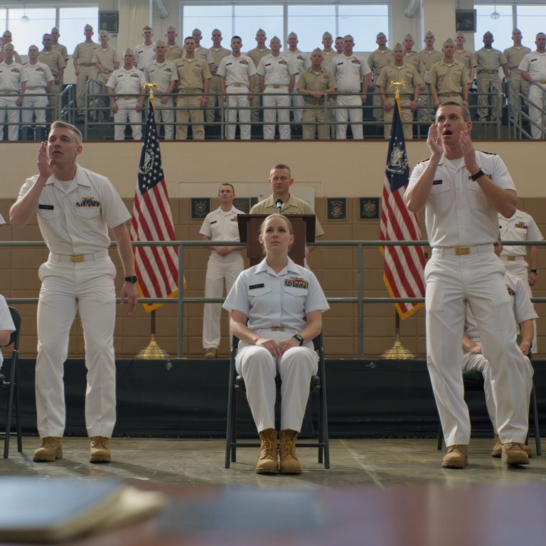 Ils la traitaient comme une cadette — jusqu'à ce qu'un marine se lève et crie : « Iron Wolf, tenez-vous prêts ! »