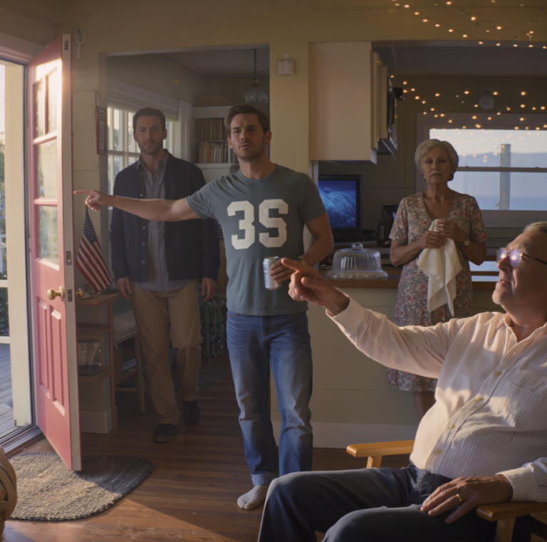 Un cadeau de 425 000 $ pour les noces d’or de mes parents a viré au cauchemar : la télé hurlait, des cartons jonchaient le sol, mon beau-frère a hurlé « C’est ma maison, dégagez ! » — ma sœur a éclaté de rire — et j’ai posé le gâteau sur la table… et j’ai prononcé une phrase qui a coupé le souffle à tout le monde…