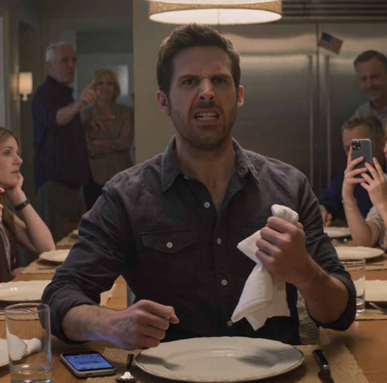 Mon père a hurlé : « Tu ne fais que prendre ! Tu n’as jamais rien donné à cette famille ! » Puis il m’a dit de partir si j’avais encore un peu de fierté. Alors je suis partie, en silence. Un mois plus tard, ma sœur m’a appelée en larmes : « Pourquoi les paiements des frais de scolarité se sont-ils arrêtés ? » J’ai simplement répondu par SMS : « Je croyais n’avoir jamais rien donné à cette famille. » Puis je les ai vus s’effondrer sans moi.