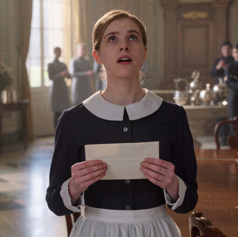 Aucune domestique n'avait tenu le coup avec la nouvelle épouse du milliardaire — jusqu'à ce qu'une nouvelle domestique accomplisse l'impossible