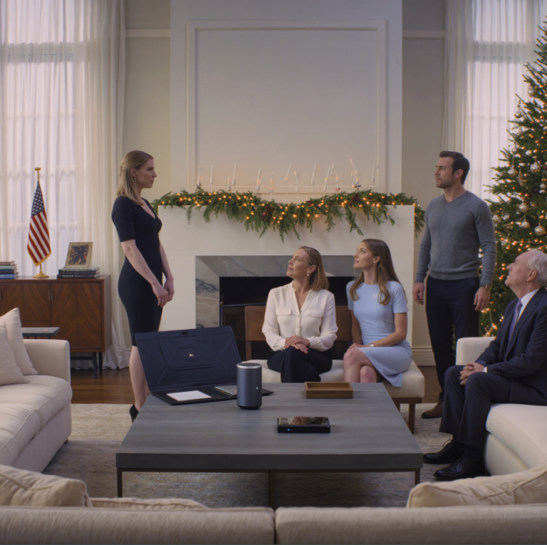 Mes parents me traitaient comme une servante. La veille de Noël, maman a souri d'un air suffisant : « Les amis de ta sœur passent Noël ici, ils ne sont que 25. » Elle s'attendait à ce que je cuisine, que je fasse le ménage et que je m'incline devant eux. J'ai souri. Le soir même, je suis partie en Floride pour un voyage. À leur arrivée, en voyant la cuisine vide, elle a pâli. Mais la vraie surprise restait à venir.