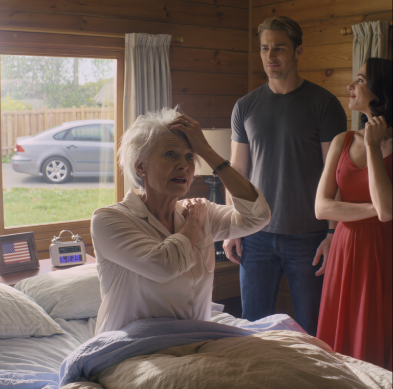 Ma belle-fille m'a coupé les cheveux en cachette pendant que je dormais. À mon réveil, sous le choc, elle a souri et m'a dit : « Maintenant, tu sais à quoi t'en tenir. » Mon fils a pris le parti de sa femme : « Maman, tu as besoin d'une leçon. » Je me suis retenue. Trois jours plus tard, je lui ai ordonné de s'asseoir dans le salon de mon appartement new-yorkais et je lui ai dit : « Tu as trente jours pour quitter ma maison. »