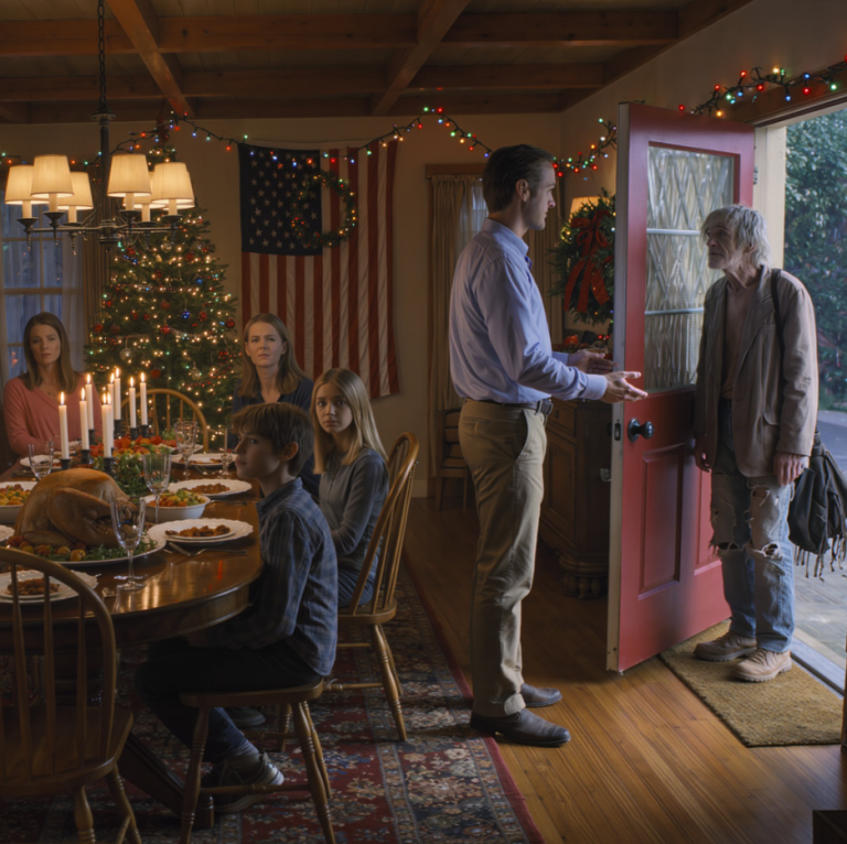 Le jour de Thanksgiving, la sonnette a retenti. C'était un homme qui semblait n'avoir nulle part où aller. « Auriez-vous quelque chose à manger ? » a demandé ma mère. « Donnez-lui de l'argent et fermez la porte », a rétorqué mon père. « Mettez une autre table. Il mange avec nous. » J'étais furieuse et honteuse. Puis, pendant le dîner, il a dit quelque chose qui a fait pâlir mon père. Je n'avais aucune idée de qui était cet homme.