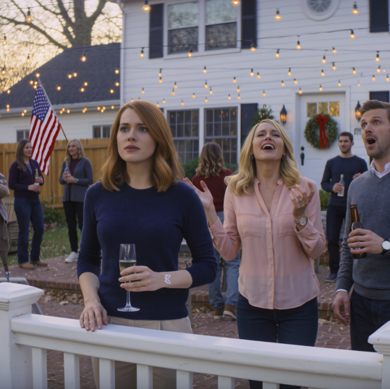 Ma sœur a souri d'un air narquois : « Alors, tu travailles dans une bibliothèque ? » « Bof. Mon mari travaille dans le renseignement. Il gère les menaces les plus graves. » Mon mari a vu le tatouage sur ma main. Il a attrapé le bras de ma sœur d'un geste brusque. « Tais-toi. » « C'est “Chute du ciel”. Elle dirige les opérations les plus secrètes. »