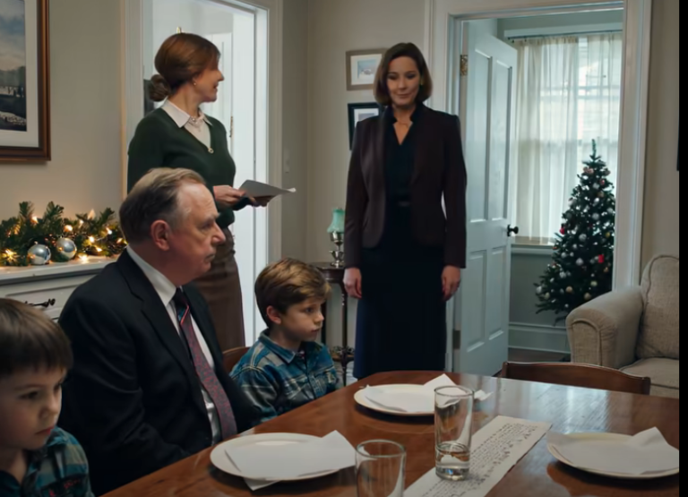 En arrivant chez mes parents, j'ai entendu ma mère dire : « Les enfants de ma sœur mangent en premier, et les garçons de Madison peuvent attendre. » Mes enfants étaient assis dans un coin, fixant leurs assiettes vides. Ma sœur a ajouté : « Ils n'auront qu'à s'y faire. » Mon père a marmonné : « Ils doivent comprendre leur place dans cette famille. » Je n'ai rien dit, j'ai pris mes enfants par la main et je suis partie. Quelques minutes plus tard, ils étaient…