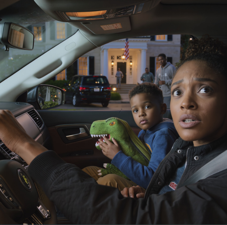 Mon fils de six ans m'a chuchoté : « Maman, ce matin j'ai entendu papa dire qu'il allait nous faire quelque chose de mal », alors je l'ai attrapé et j'ai fui notre tranquille maison de banlieue, mais quand je suis retournée en cachette chercher quelques affaires et son ours en peluche préféré, la scène devant la porte du garage m'a complètement paralysée.