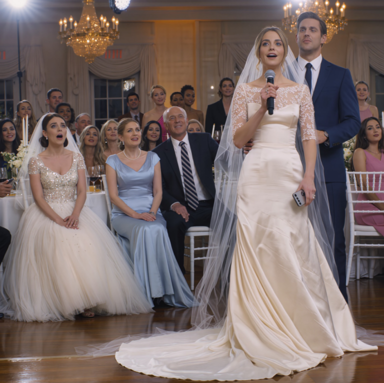 Tout le monde a poussé un cri d'étonnement lorsque ma sœur est entrée dans la salle de réception de mon mariage vêtue de blanc de la tête aux pieds…