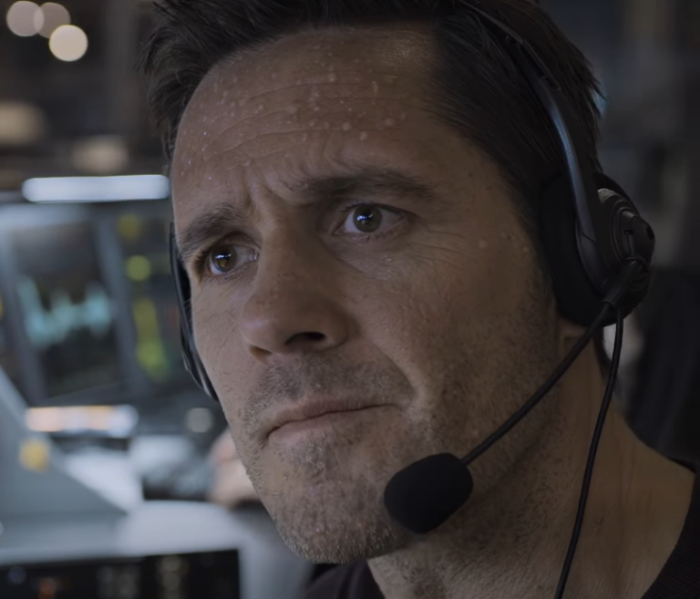 Je suis opératrice du 911. Hier soir, alors que je prononçais nonchalamment la phrase habituelle : « 911, quelle est votre urgence ? », la voix à l’autre bout du fil était MA PROPRE VOIX, hurlant de panique : « Ne rentrez pas chez vous ce soir. Ils vous attendent. » L’afficheur indiquait le numéro de téléphone fixe de mon appartement – ​​l’endroit où, selon le bail, il n’y a qu’UN SEUL jeu de clés… qui se trouvait justement dans ma poche à ce moment-là.