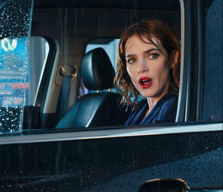 Mon mari était parti depuis trois ans et sa famille m'avait mise à la porte. J'étais à la gare routière avec mon enfant quand sa sœur est arrivée en voiture de luxe et m'a dit : « Montez. J'ai quelque chose d'IMPORTANT à vous dire. »