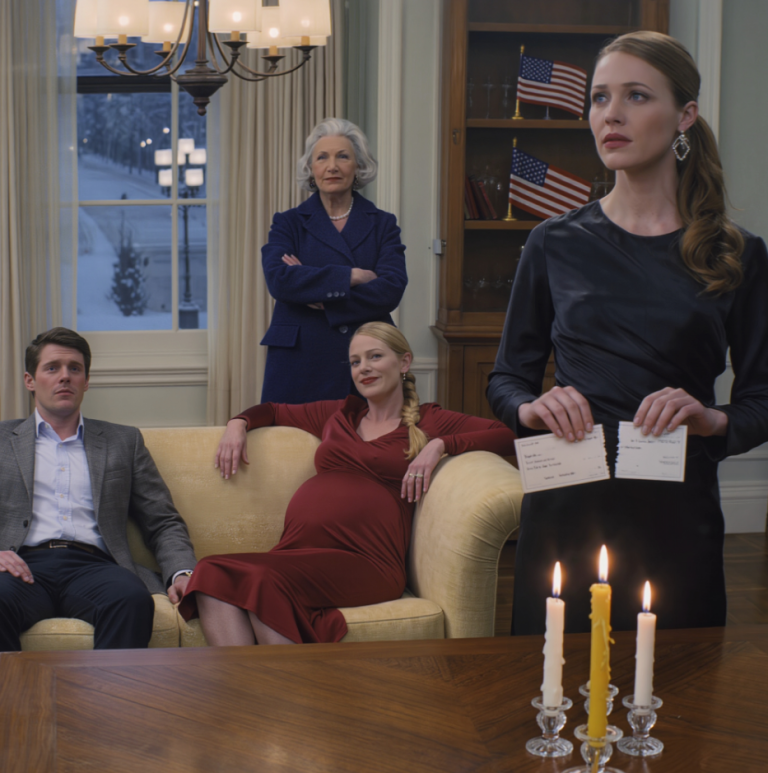 Ma belle-mère est entrée dans mon salon avec la maîtresse enceinte de mon mari, a claqué un chèque de 175 000 dollars sur la table basse et, aussi calmement que si elle lisait la météo, a dit : « Prenez l'argent et sortez, on n'a pas besoin d'une femme qui ne peut pas lui donner d'enfant », sans se douter que sous mon pull ample se cachaient l'héritier Parker et un milliardaire qui attendaient patiemment de ruiner toute leur famille.