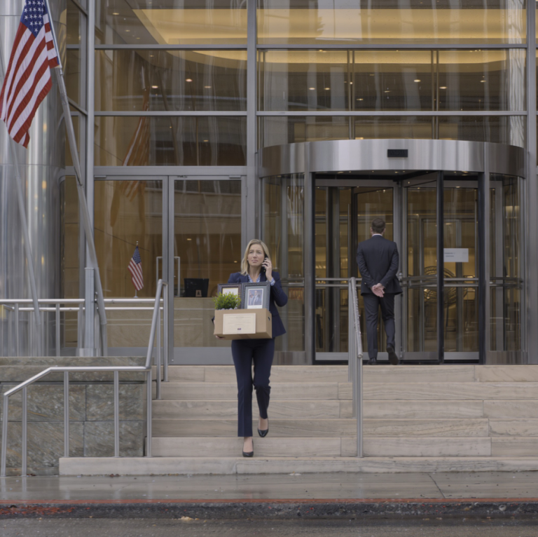 Mon patron m'a licencié 3 jours avant la date d'acquisition de ma pension après 29 ans de service. J'ai passé un coup de fil. « Depuis combien de temps… »