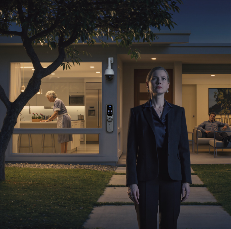 J'ai retrouvé ma mère, employée de maison, dans la maison que je lui avais achetée. Mon frère la maintenait à peine inconsciente pour pouvoir s'emparer du titre de propriété. Il a changé les serrures, ignorant que je l'observais dans l'ombre, prête à mettre en œuvre un plan pour le démasquer et récupérer tout ce que j'avais acquis…