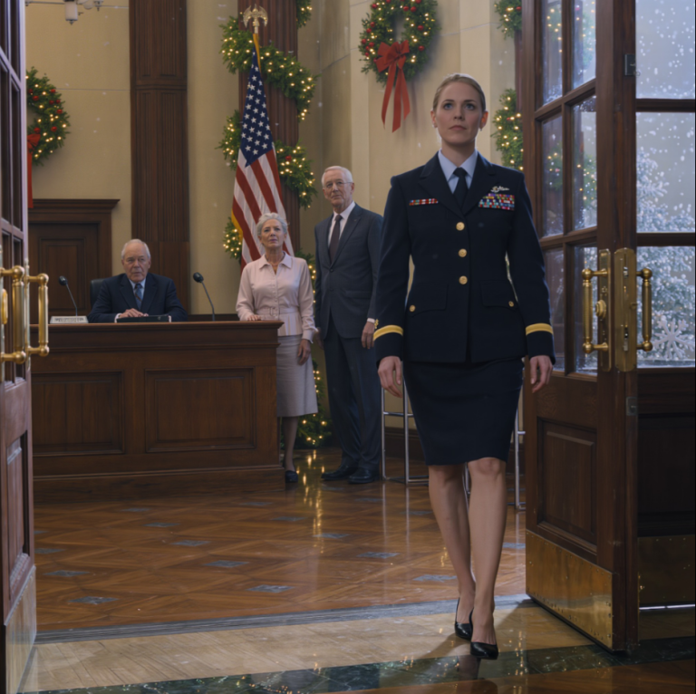 Quand je suis entrée dans la salle d'audience en uniforme, mon père a ricané et ma mère a secoué la tête. Le juge s'est figé, la main tremblante, et a murmuré : « Mon Dieu… Est-ce vraiment elle ? » Tous les regards se sont tournés vers moi. Personne ne savait qui j'étais vraiment jusqu'à ce jour.