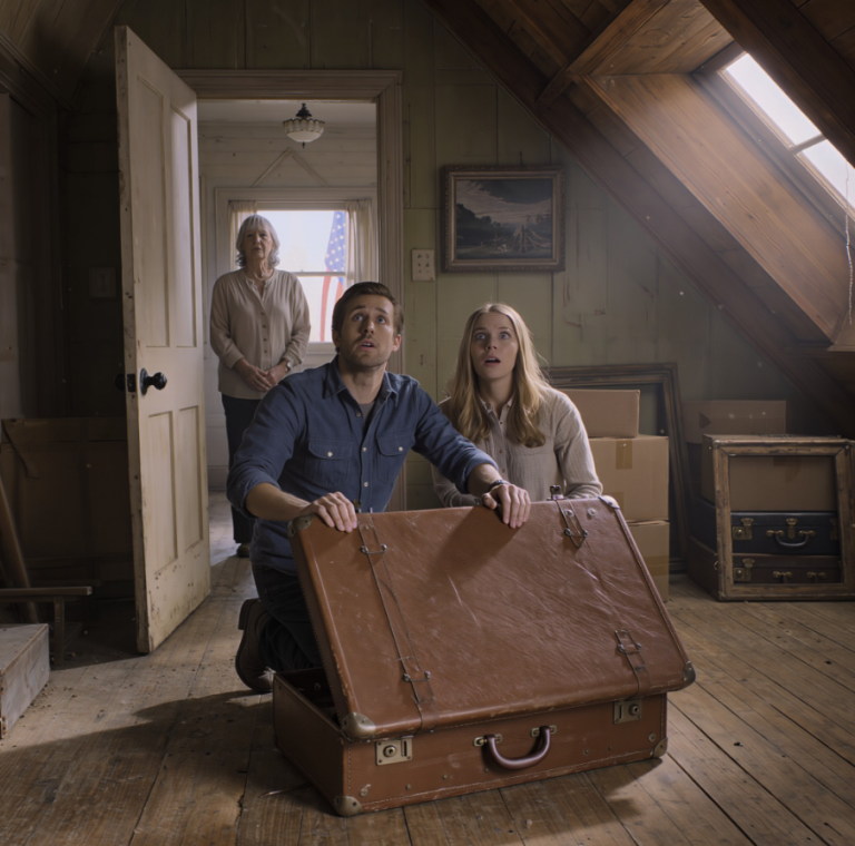 Mon fils m'a dit qu'il en avait marre de me voir tous les jours — alors j'ai discrètement retrouvé l'acte de propriété où ne figurait que mon nom, j'ai appelé un agent immobilier bienveillant et j'ai laissé un panneau « VENDU » lui apprendre à quoi ressemblent vraiment les limites.