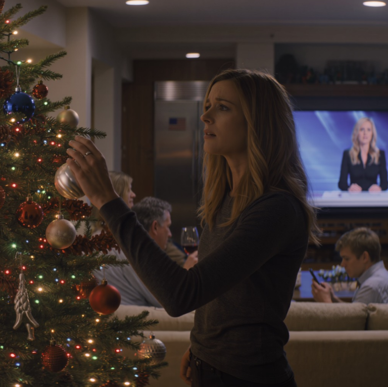 Le jour de Noël, ma mère soupira : « Elle est encore au chômage… » Mon père acquiesça : « Elle a presque trente ans et elle n'arrive pas à garder un emploi ! » Mon frère leva son verre : « J'espère que tu trouveras quelque chose de stable l'année prochaine. » Je décorais tranquillement le sapin quand la télévision annonça : « INFO URGENTE : L'identité du mystérieux fondateur d'une entreprise technologique révélée… » Le nom que le présentateur s'apprêtait à prononcer plongea toute ma famille, réunie à table, dans un silence stupéfait.