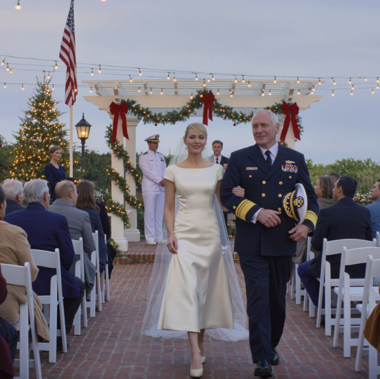 « Épouser un marin ? Quelle honte ! » raillèrent mes parents. Mon frère rit : « Qui viendrait à ce mariage ? » Ils me tournèrent le dos. J’ai remonté l’allée… seule. Jusqu’à ce que notre mariage soit diffusé à la télévision nationale. Leurs téléphones n’arrêtaient pas de sonner.