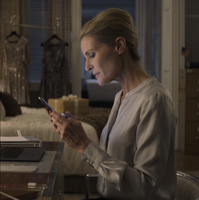 Mon fils m'a envoyé un texto : « Maman, tu n'as pas besoin de venir. Mes beaux-parents ne veulent pas de toi. » J'étais déjà prête, ma tenue choisie et un cadeau coûteux m'attendait sur le lit… pour la fête que j'avais payée. Je n'ai pas pleuré. J'ai juste passé un coup de fil… qui les a tous laissés sans voix…