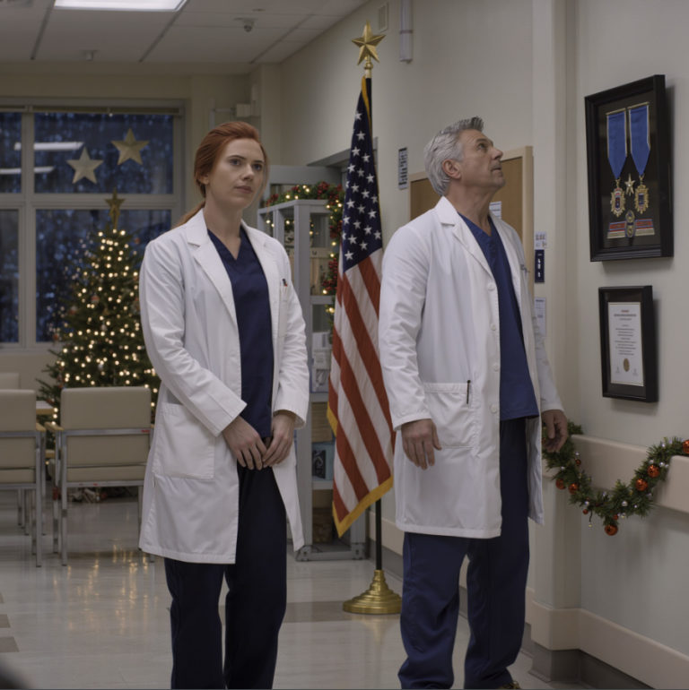 Il s'est moqué de ses méthodes « dépassées », puis s'est figé en voyant sa médaille d'honneur accrochée au mur. La première fois que le Dr Marcus Brennan l'a remarquée, il n'a pas vu une chirurgienne traumatologue.