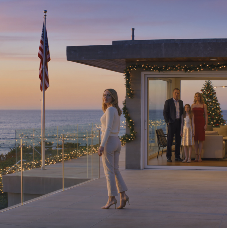 Ma sœur a hurlé « Dégage ! » à sa propre fête d'anniversaire. Ma mère a souri, mon père s'est détourné. Je n'ai pas pleuré. Je n'ai pas supplié. Le lendemain matin, j'ai signé l'acte de vente d'une villa de trente millions de dollars à Malibu. Payée intégralement. Je suis partie discrètement, telle une énigme.