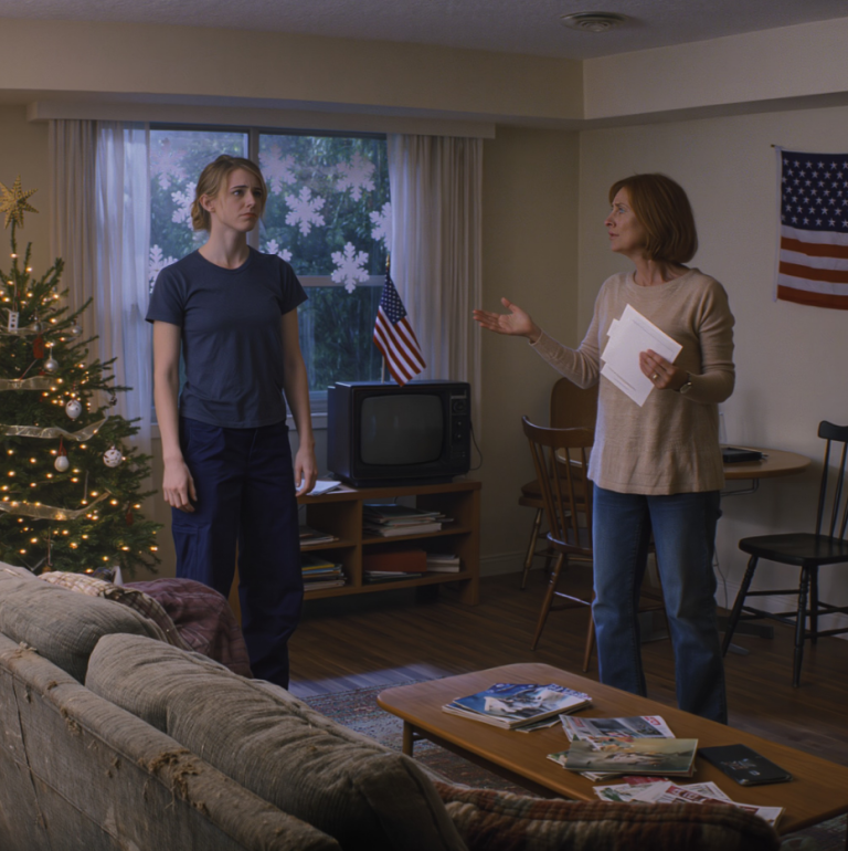 Maman a crié : « Si tu es si intelligente, paie tes propres factures ! » – Alors je suis partie le soir même. Un mois plus tard, elle m’a appelée, paniquée : « Pourquoi il n’y a plus de courant ? »