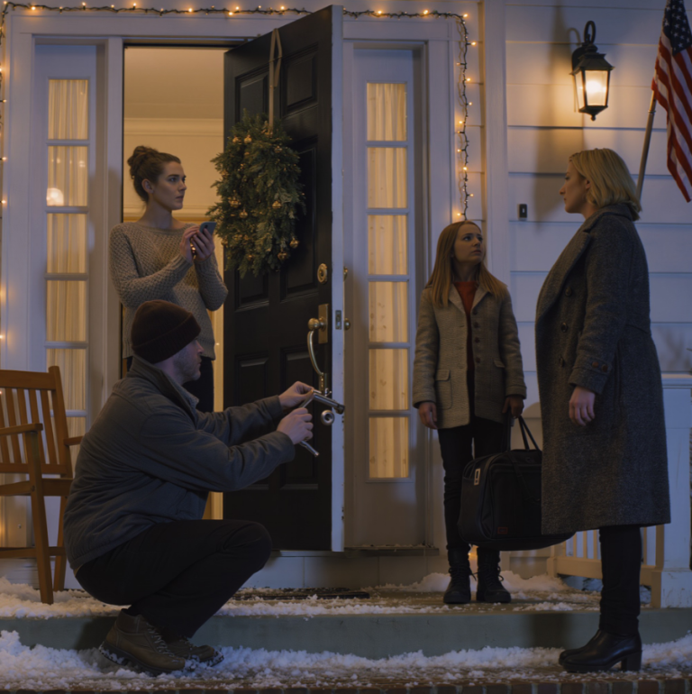 Ma mère a utilisé son double des clés pour faire emménager ma sœur chez moi pendant que j'étais au travail. Quand je suis rentrée et que j'ai trouvé leurs cartons empilés dans le salon, j'ai calmement appelé la police pour porter plainte. Ils sont partis le soir même, furieux et embarrassés. Deux jours plus tard, ma mère est revenue avec un serrurier. Cette fois-ci, c'est elle qui répondait aux questions dehors, pendant que je sirotais mon café en observant la scène par la fenêtre.