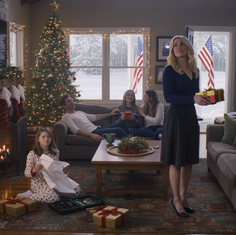 La veille de Noël, la fille de ma sœur a déchiré mon cadeau et a lancé avec mépris : « Papa dit que tu n’achètes que des trucs bon marché. » Sa femme a éclaté de rire. Je suis resté silencieux. Ce soir-là, j’ai bloqué leurs cartes de crédit. À 8 h 30, elles se sont vu refuser l’accès à la caisse du magasin. Et puis…