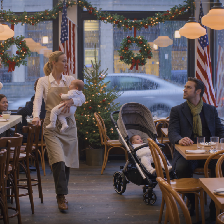 Le PDG a tout essayé pour calmer le bébé — jusqu'à ce que la serveuse pose une question à voix basse…