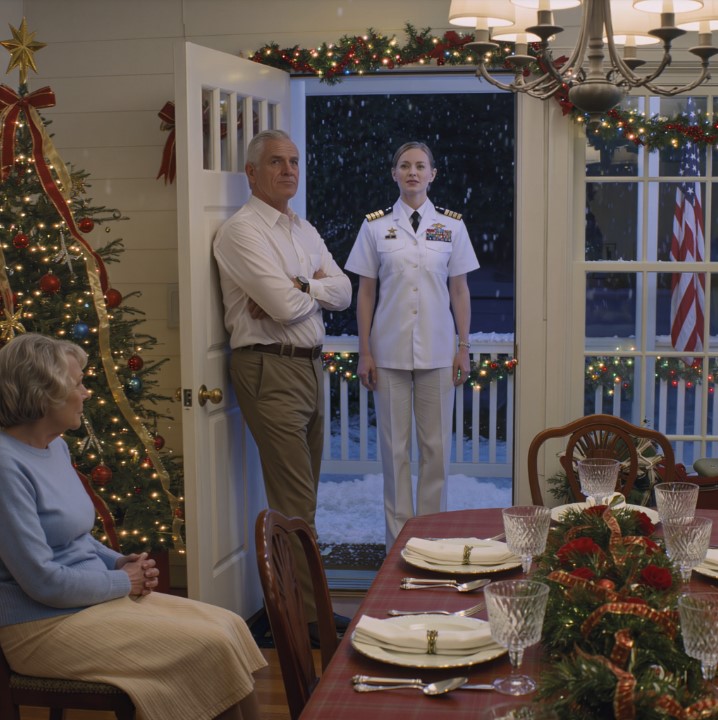 Le nouveau compagnon de ma mère, un colonel, s'est mis à me crier dessus. « C'est moi qui décide ici, c'est moi le chef ! » « Tu n'es qu'un simple soldat ! Tu dois te présenter devant moi et me servir ! » Mais quand je suis entré, vêtu de mon uniforme blanc, l'étoile argentée bien visible sur mon épaule…