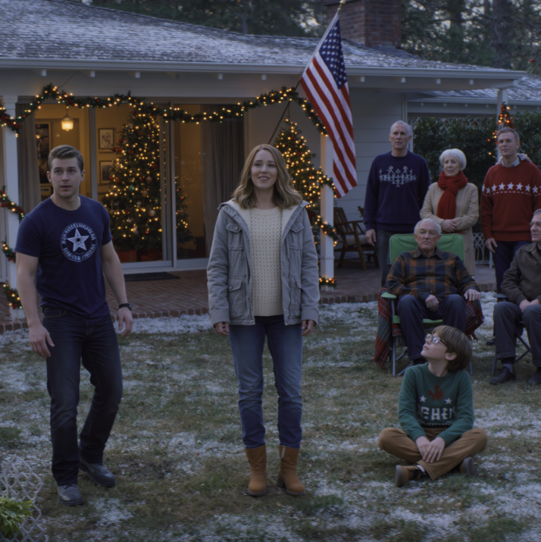 Mon cousin, ancien marine, a minimisé mon « boulot de bureau » au barbecue. Il s'est avancé vers moi, voulant frimer. « Je vais te prouver que je suis plus fort ! » a-t-il crié. Je n'ai pas bronché. J'ai pivoté. En quelques secondes, j'ai utilisé mon entraînement pour l'arrêter calmement et l'aider à se relever. J'ai murmuré : « Ne confonds pas le silence avec une force invisible. »