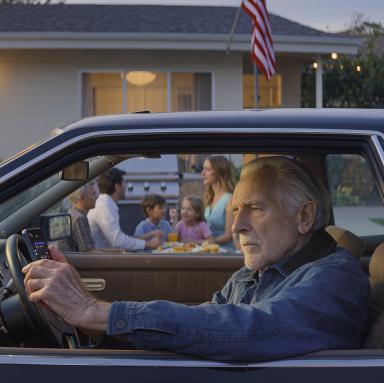 Mon fils m'a envoyé un texto : « Ne viens pas pour Noël, ma famille ne veut pas de toi. » J'ai souri, je suis rentrée chez moi, j'ai compté chaque dollar qui avait quitté mon compte, j'ai supprimé les 2 800 $ que j'envoyais chaque mois pour sa maison, et deux jours plus tard, mon téléphone était inondé de 18 appels manqués auxquels je n'ai même plus pris la peine de répondre.