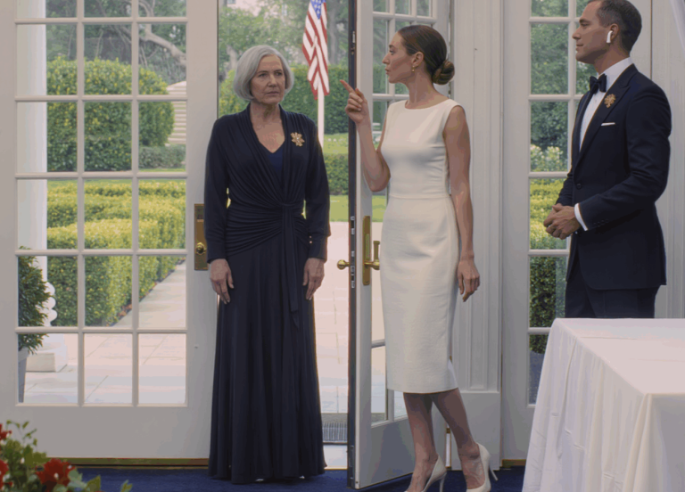 Ma belle-fille a exigé de « parler à l’hôtesse » de ma présence, et ce fut sa plus grosse erreur. Elle m’a vue arriver à l’improviste au mariage de sa petite-fille.