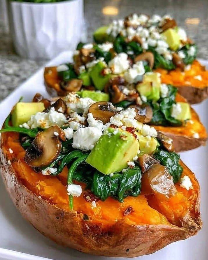 Patates douces farcies (épinards, avocat, champignons et feta)